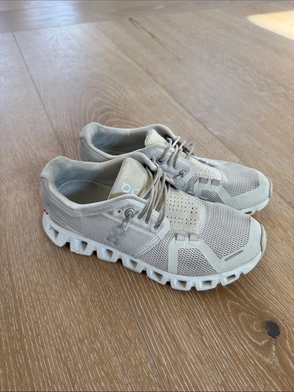 On Cloud Running Women’s size 5 Sneakers in Light Beige/Cream